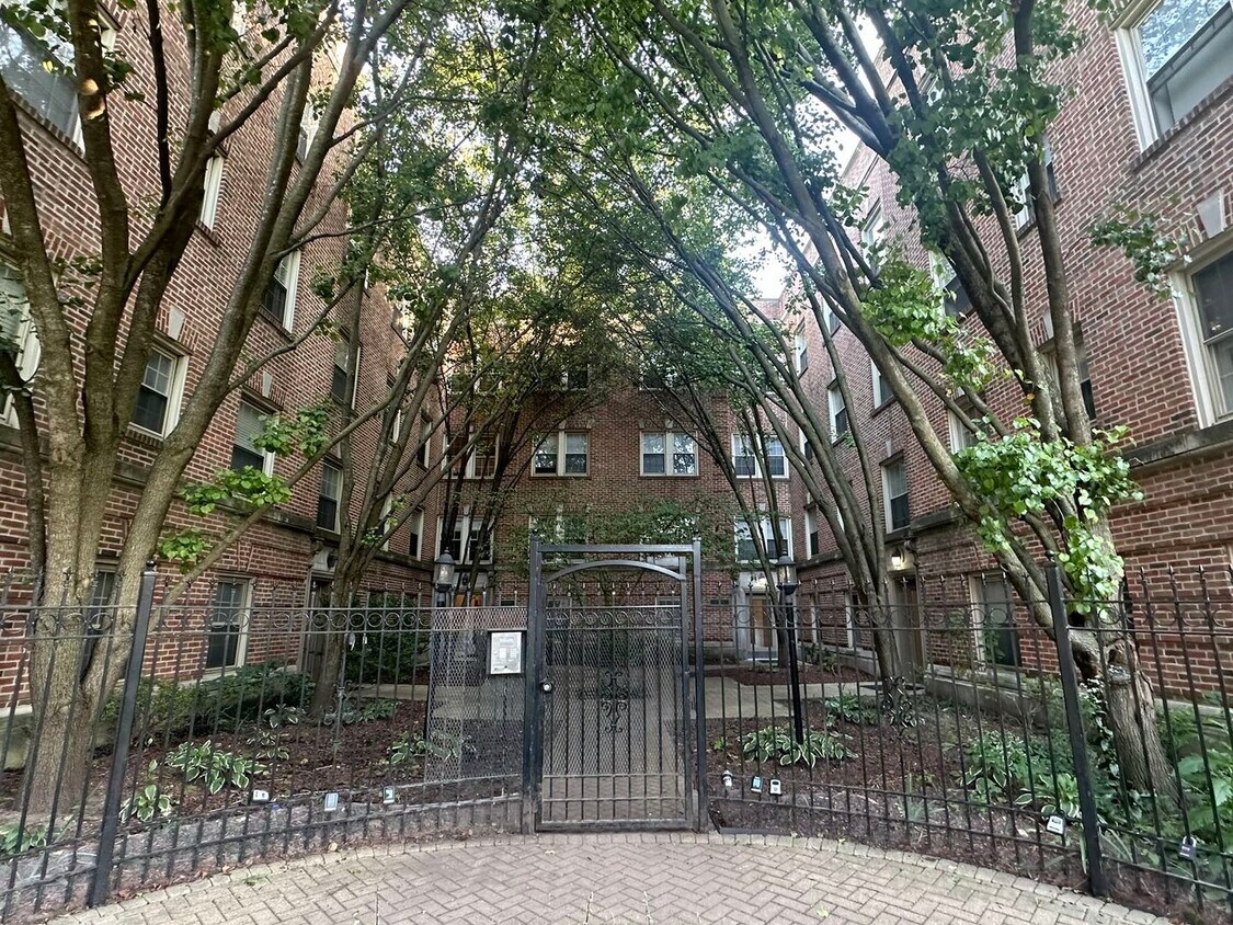 Foto principal - 843 E 52nd St