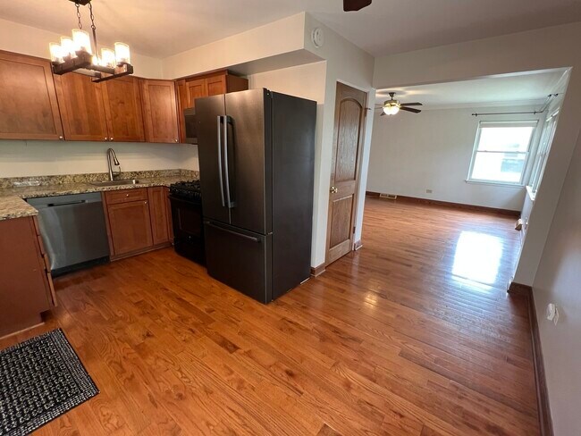 Building Photo - 827 E South Broadway Ave