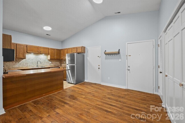 Foto del edificio - 4130 Charlotte Hwy