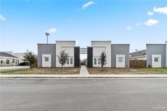 Building Photo - 17 N 33rd Ln