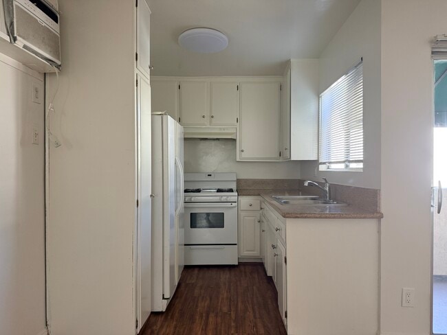 Building Photo - 3055 Foothill Blvd, La Crescenta, CA