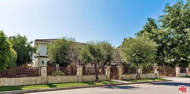 Foto del edificio - 6127 Rhodes Ave