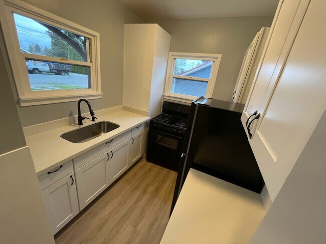 KITCHEN - 430 Avenue E