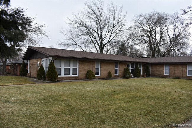 Building Photo - 2325 W 14 Mile Rd