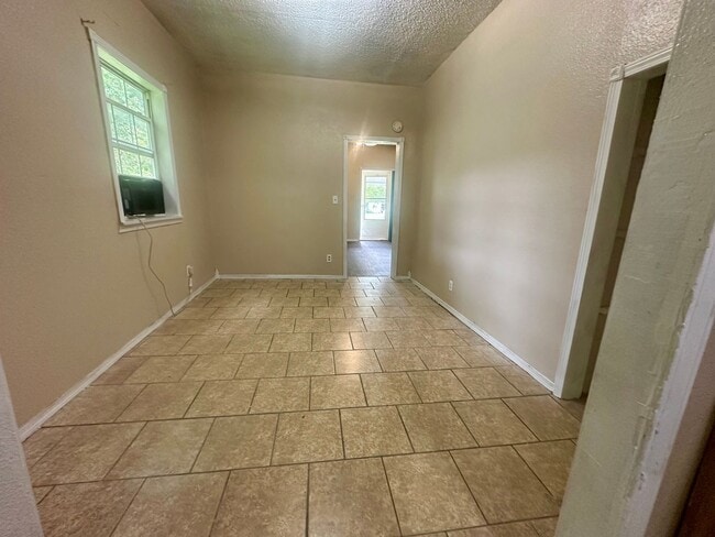 Building Photo - 3 Bedroom and 1 Bathroom Home in Shawnee