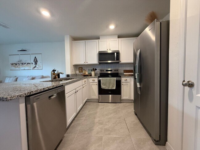 Foto del edificio - Beautiful 3 Bedroom 2.5-bathroom townhome