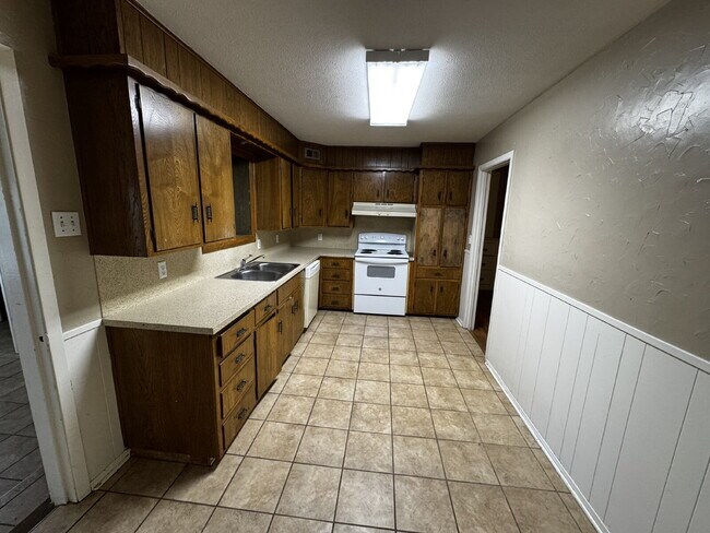 Foto del edificio - Spacious Home With Sun-room Located Within...