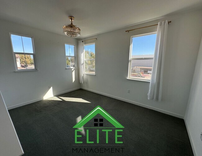 Foto del edificio - Beautiful 3-Bedroom Home in Desirable Trac...