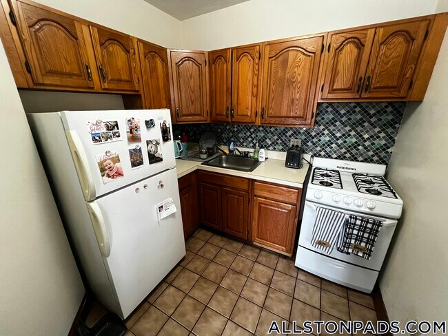 Building Photo - 240 Kelton St