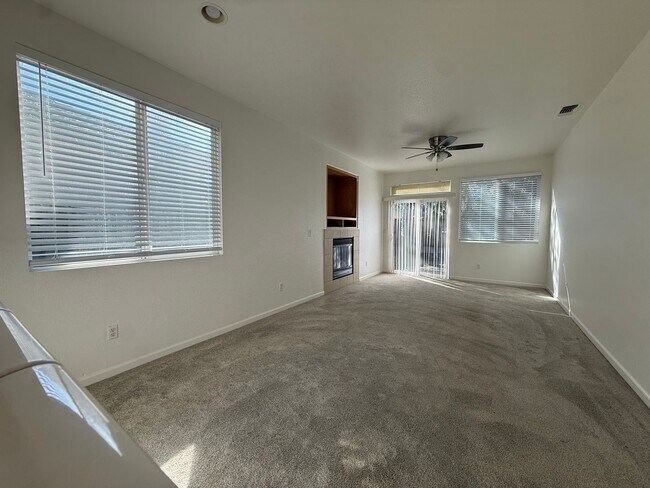 Foto del edificio - 4 Bed| 2 Bath | 1702 SF | 2 Car Garage | Single Story | Tenant pays $175 for WS&G.