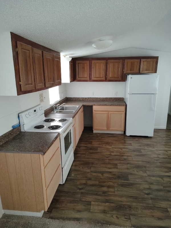 Building Photo - 128 SE Guinevere Ct