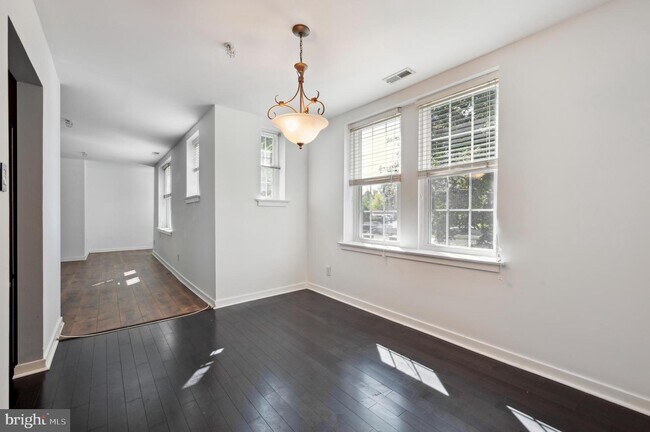 Foto del edificio - 104 Woodside Rd