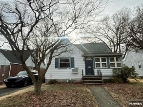 Building Photo - 904 5th St