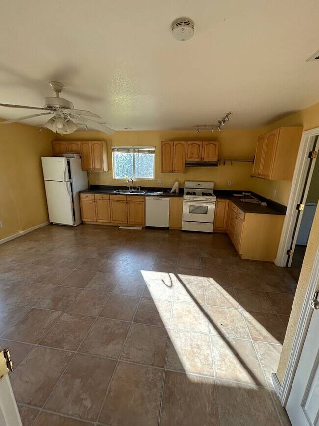Building Photo - 4560 Meadow Cir