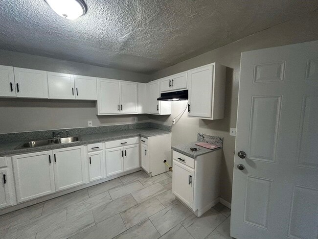 Building Photo - 2926 Mimosa Ave