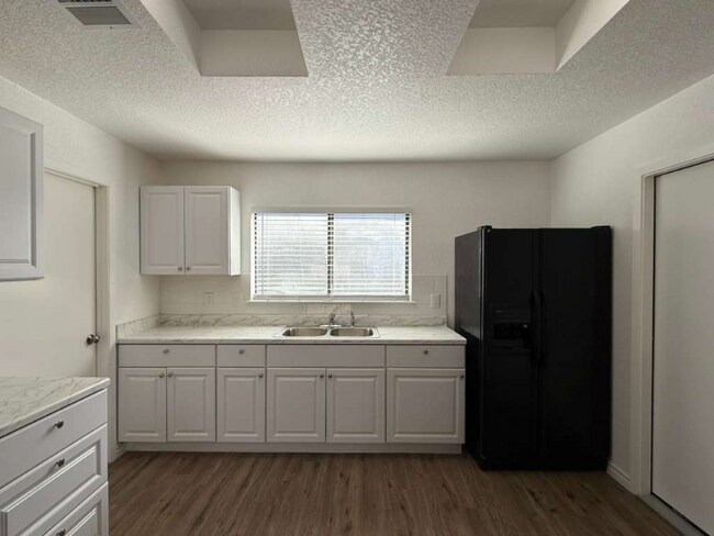 Foto del edificio - 4455 Sherwood Way