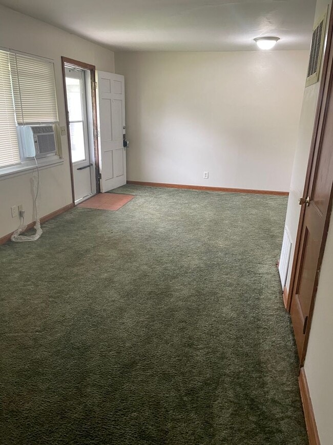 Building Photo - Nice Affordable 1 Bedroom Apartment on the...