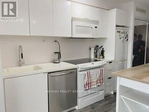 Building Photo - 10 Capreol Ct
