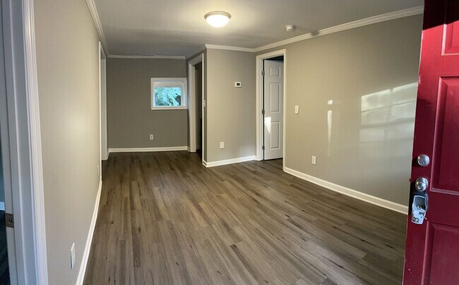 Building Photo - 2 Bedroom and 1 Bath Cottage with private ...