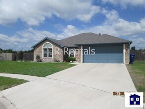 Building Photo - 401 Rainbow Ct