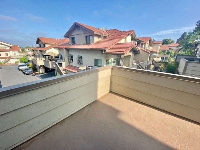 Building Photo - Thousand Oaks- Three Bedroom Condo