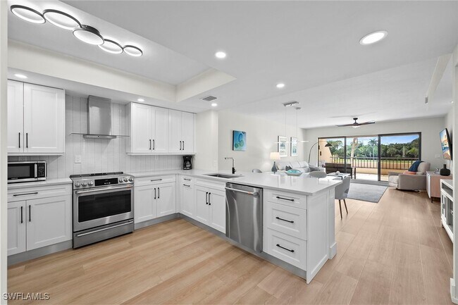 Foto del edificio - 6360 Pelican Bay Blvd