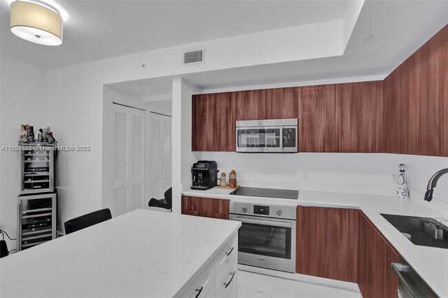 Foto del edificio - 488 NE 18th St