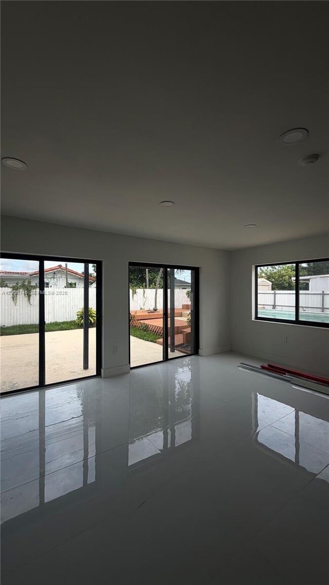 Building Photo - 935 SW 72nd Ave