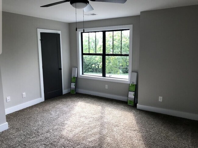 Foto del edificio - Spacious 4-Bedroom Home in Prime Location