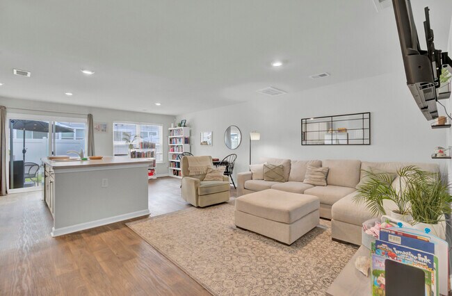 Foto del edificio - 102 Rosefield Ct