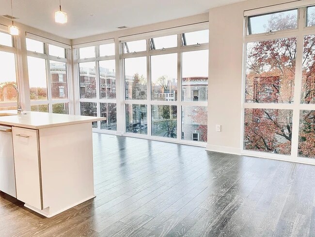 Foto del edificio - 1794 Lanier Pl NW