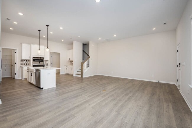 Foto del edificio - BEAUTIFUL TOWNHOME IN TERRACES AT FARMINGTON