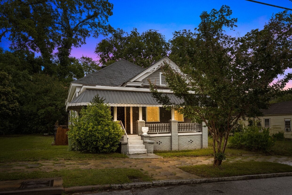 Primary Photo - Charming 3 Bedroom, 2 Bathroom house