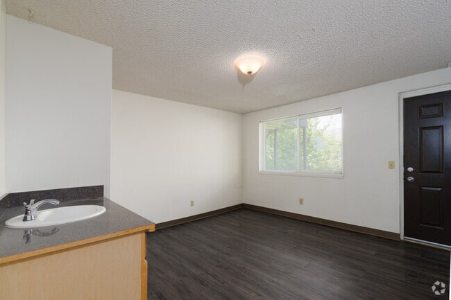 3BR, 1.5BA - 580SF - Living Room - College Crest - Historical Access