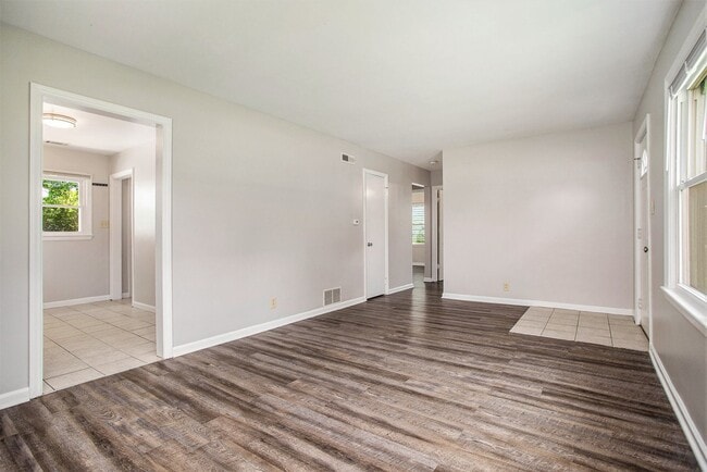 Building Photo - Charming 3-Bed/1-Bath Ranch Style with Garage