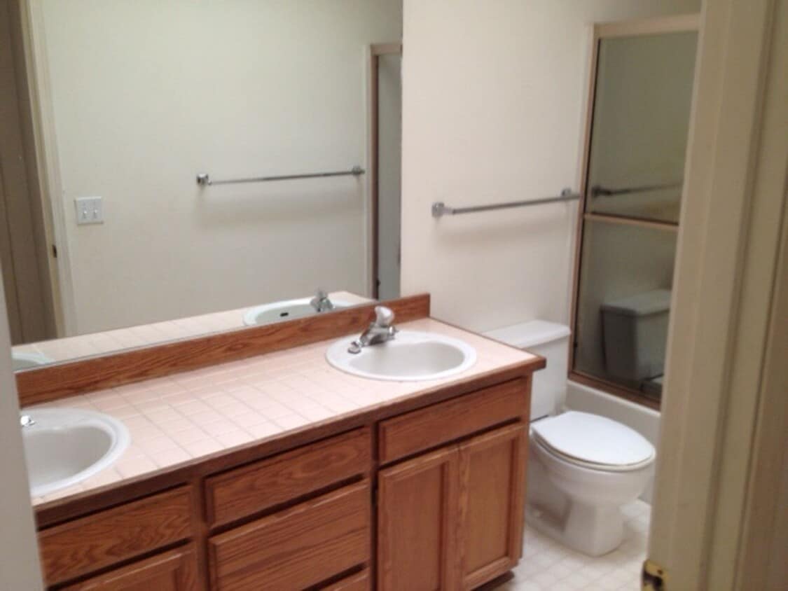 Building Photo - 2559-2561 Moon Mountain Dr