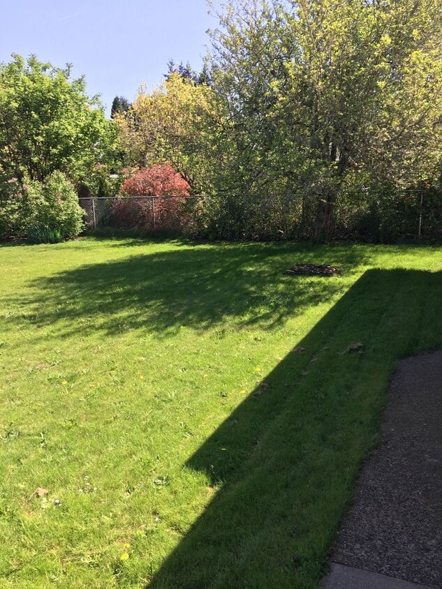 Building Photo - Charming 2 Bedroom/1 Bath Duplex in SE Cor...