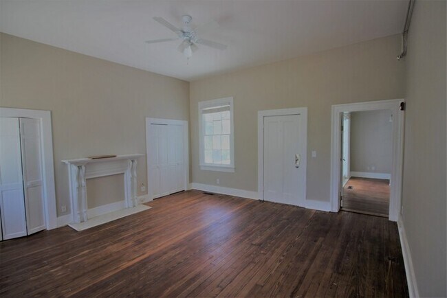 Building Photo - Two Bedroom in Newly Renovated Historic House