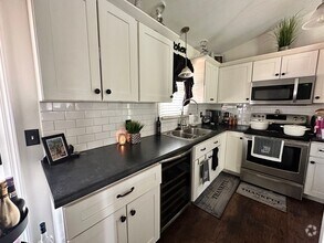 Building Photo - 2117 Lakewood Dr