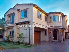 Building Photo - 2320 Marshallfield Ln