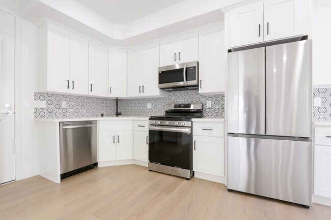 Building Photo - 1325 N Poinsettia Pl