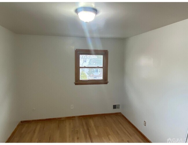 Foto del edificio - 693 Linden Ave