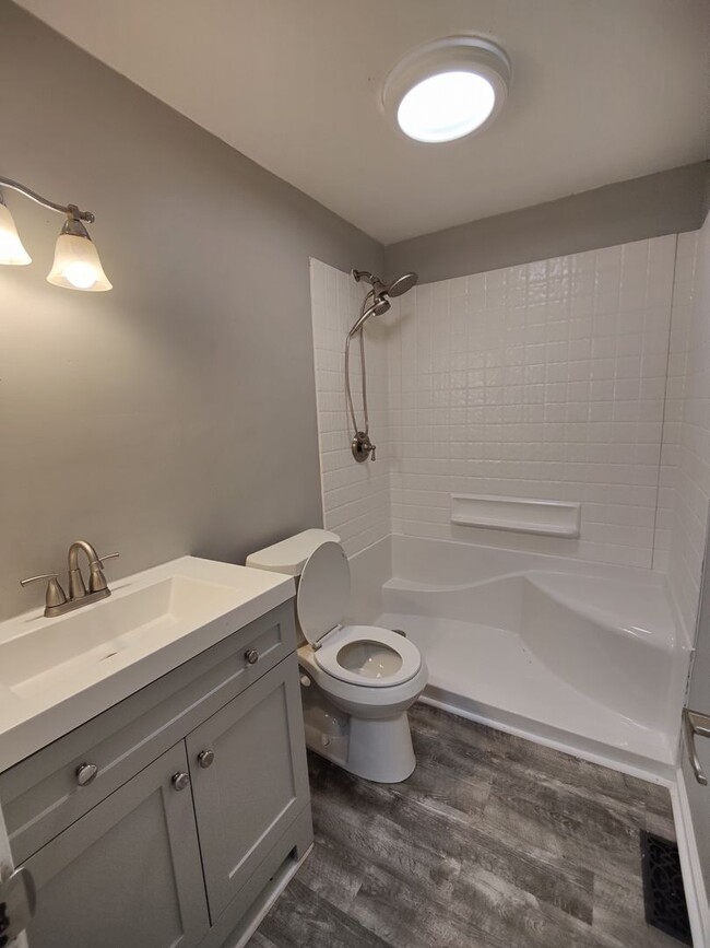 Foto del edificio - Allison Park - 2 BR Duplex, Fully Renovated, Garage/Driveway, Huge Yard!