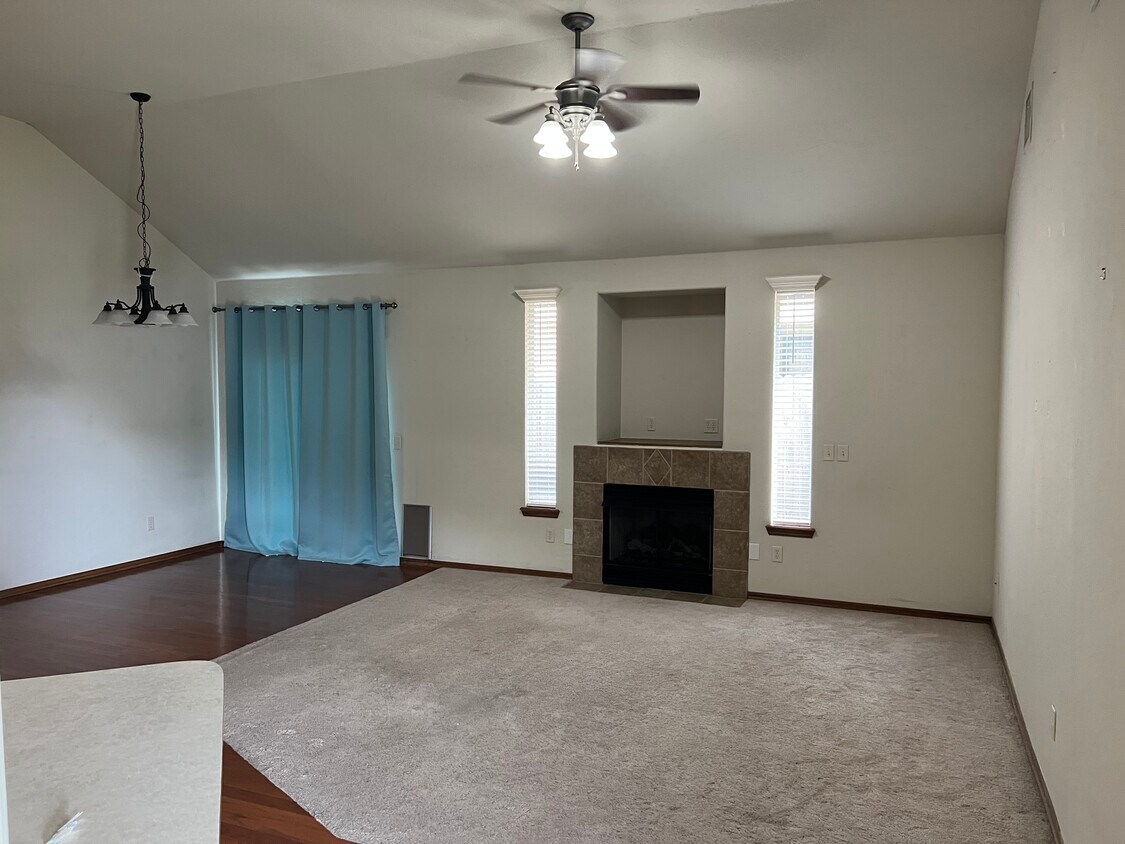 Building Photo - 812 NE 17th Ct