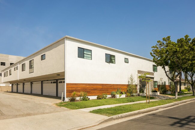 Foto del edificio - 21111 Wood Ave