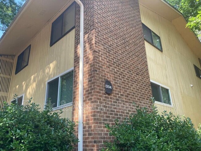 Foto del edificio - 1204 Schaub Dr