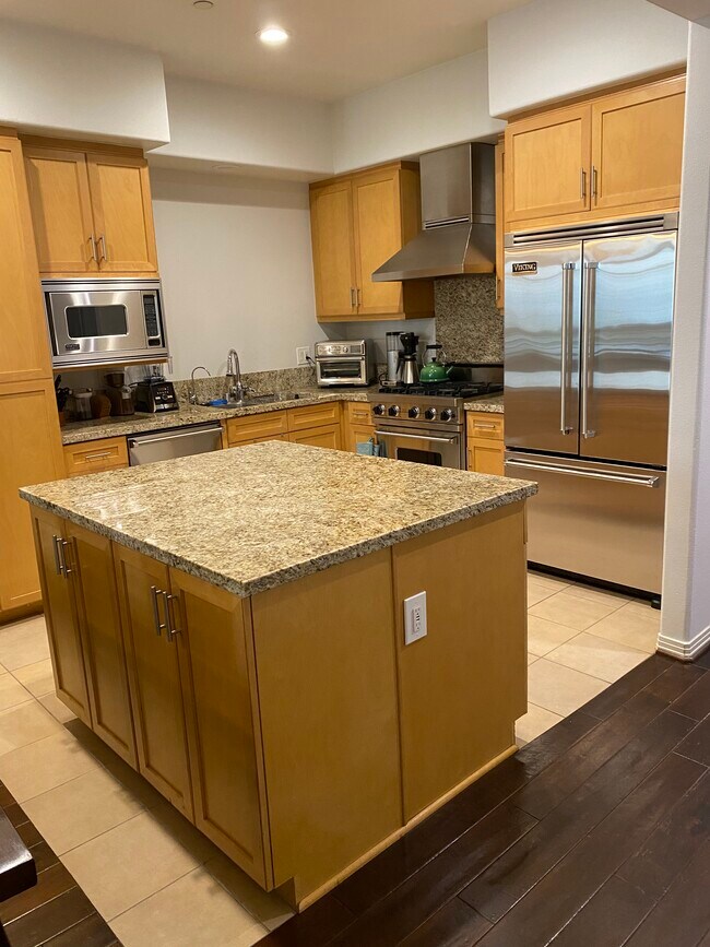 Kitchen - 4050 Glencoe Ave