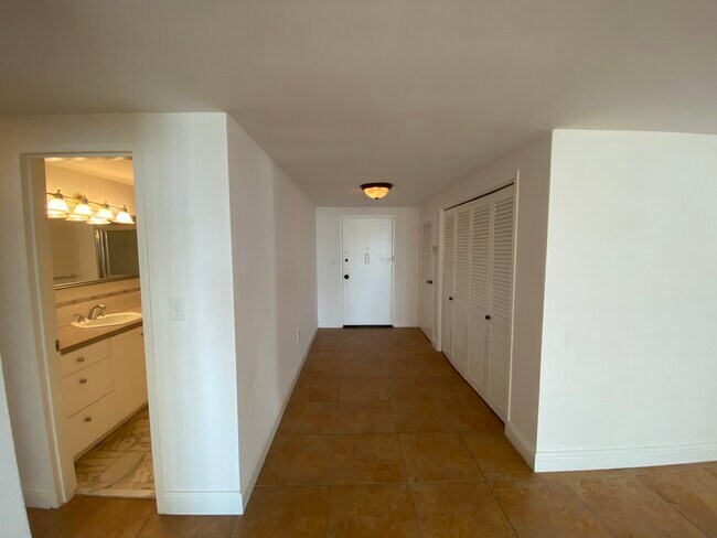 Building Photo - 5825 Collins Ave