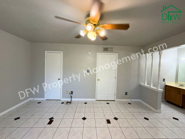 Building Photo - Charming 2-Bedroom Home with Inviting Livi...