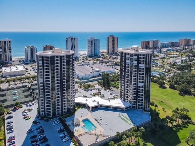 Foto del edificio - Stunning Penthouse Rental with Intracoasta...